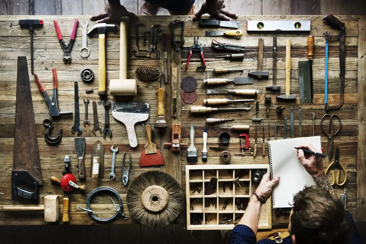 Outil de bricolage - Les 50 outils à avoir chez soi - La boite à outil  complète